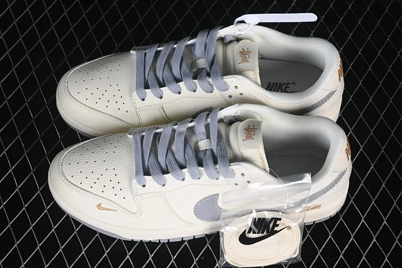 All categories Nk SB Dunk Series Nk SB Dunk Low High-end customized low-top sneakers Nike SB Dunk Low Stusi co-branded beige gray gold label Anniversary high-end customized low-top casual sneakers JP1628-040